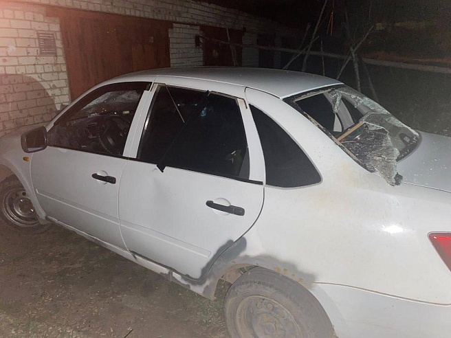 В Энгельсе двое мужчин разбили палками машину из-за словесного конфликта