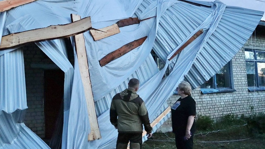 Ночной ураган снес крыши домов в селе под Саратовом