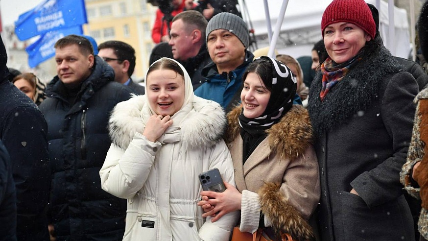 В центре Саратова развернули 60-метровый флаг