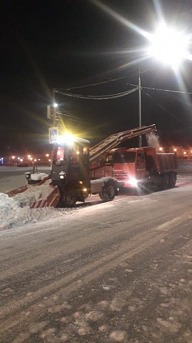 Около тысячи машин очищали ночью Саратовскую область от снега 