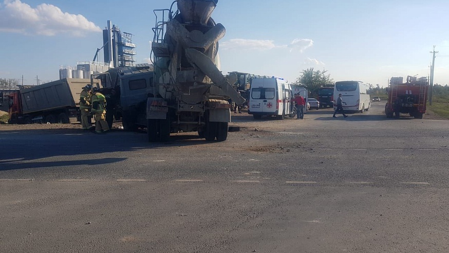 Под Ершовом в ДТП с двумя грузовиками пострадал пассажир автобетоносмесителя
