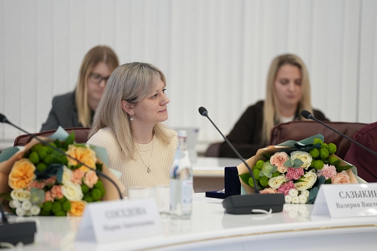 ﻿В преддверии Дня матери жительниц Саратова наградили "За достойное воспитание детей"