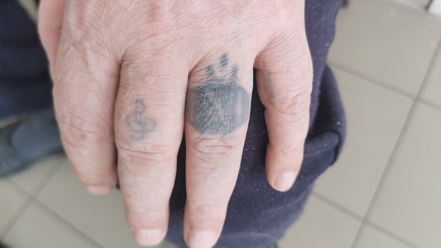 В Саратове полиция устанавливает личность мужчины с множеством татуировок 