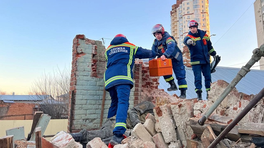 В центре Саратова при обрушении дома пострадал рабочий