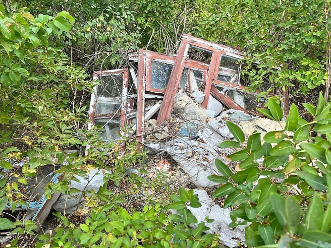 В Саратове около аэроклуба Гагарина неизвестные складировали строительный мусор