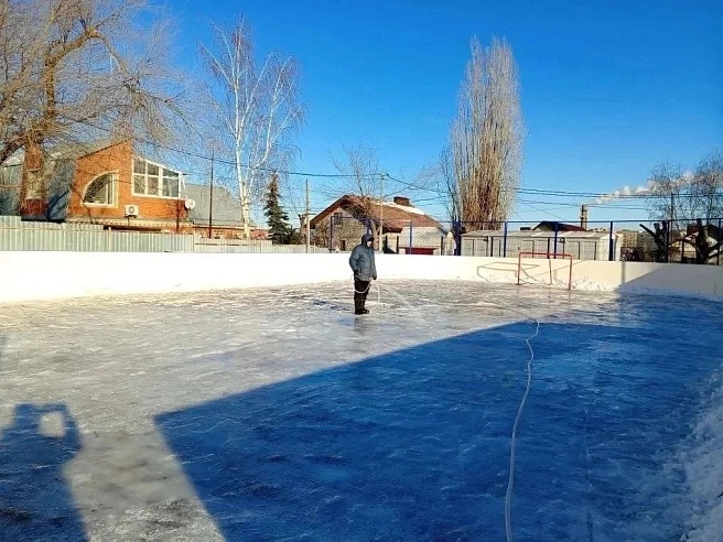 В Саратове начали заливать катки