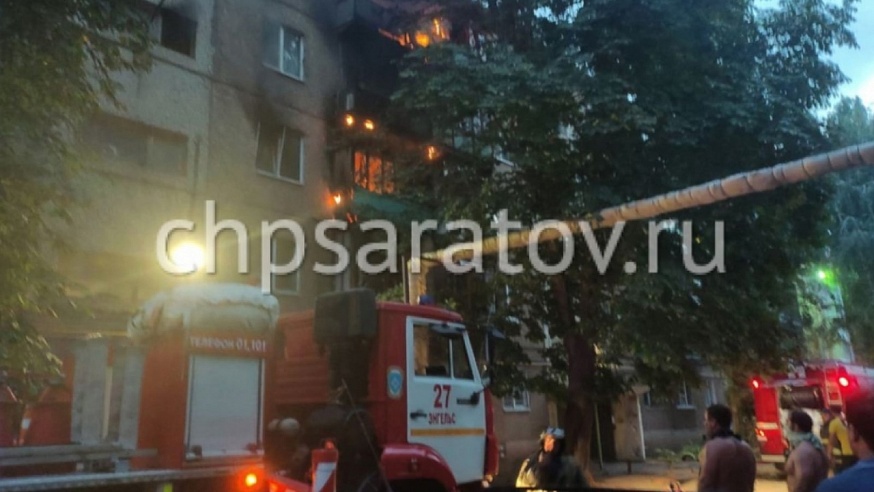 Пожар в пятиэтажке в Энгельсе: пострадала женщина, сотня жильцов эвакуировались