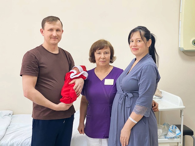 В Саратове новорожденным подарили новогодние костюмчики, сшитые вручную