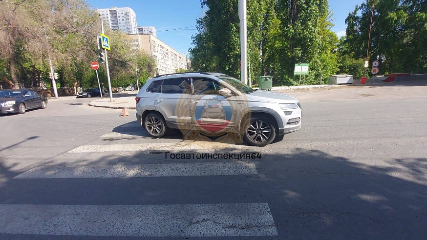 В Октябрьском районе на пешеходном переходе внедорожник сбил женщину