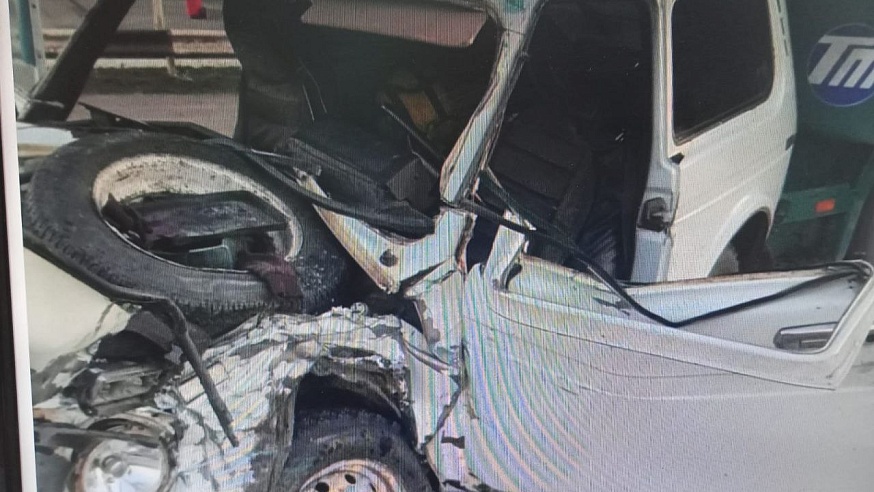 В столкновении с фурой под Саратовом пострадал водитель