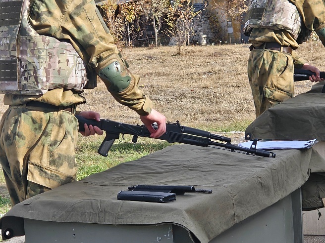 Саратовских студентов учат бросать гранаты