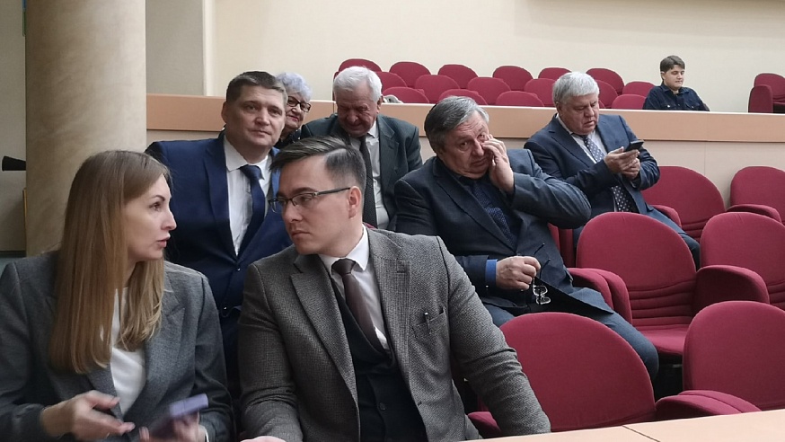 Чиновники и депутаты поздравляют Ладу Мокроусову с должностью мэра