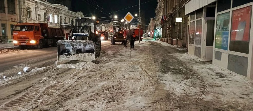 Дороги Саратова и области от снега расчищали более 500 единиц спецтехники