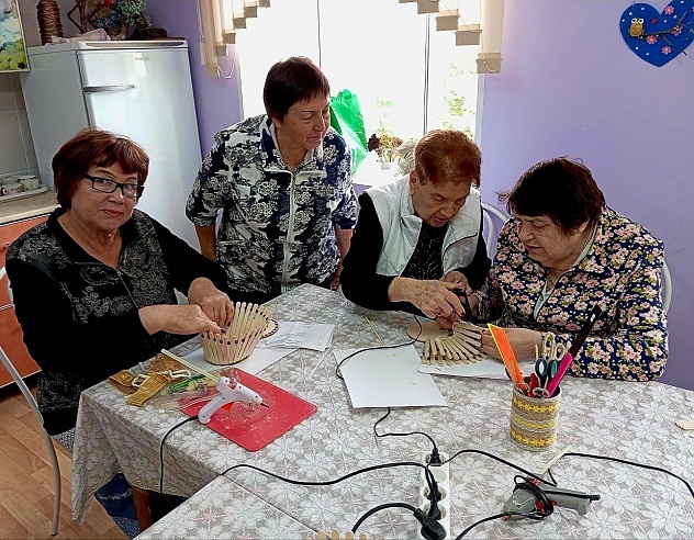 Саратовские пенсионеры научились новой технике декорирования
