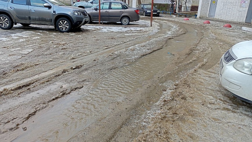 Коммунальная авария в Саратове: машины вмерзли в лед