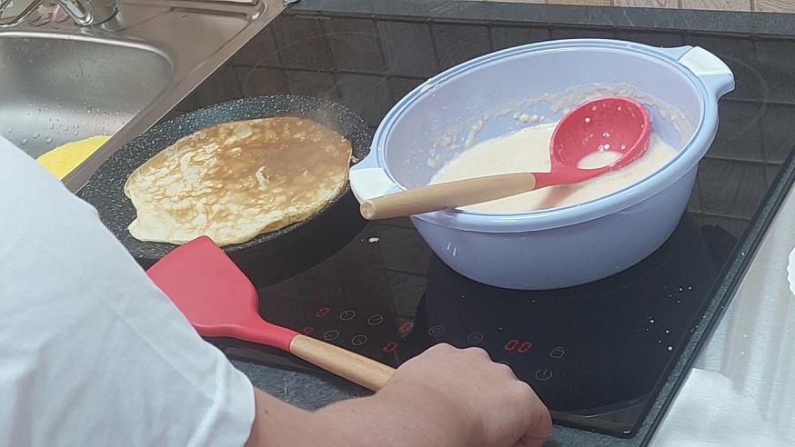 В Саратове появилась необычная "территория", где учат печь блины особенных детей