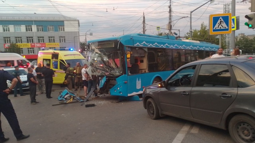 Десять человек пострадали в тройном ДТП на 1-й Дачной