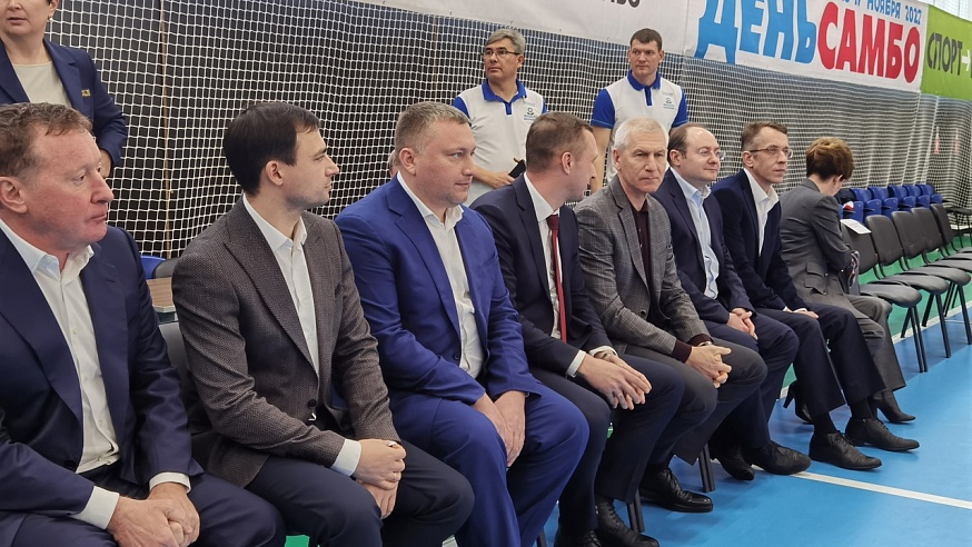 Министр спорта России Олег Матыцин посетил спортивные объекты Балакова