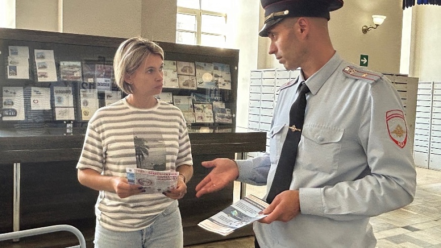 Полицейские и общественники Саратова рассказали горожанам о борьбе с мошенниками и раздали памятки
