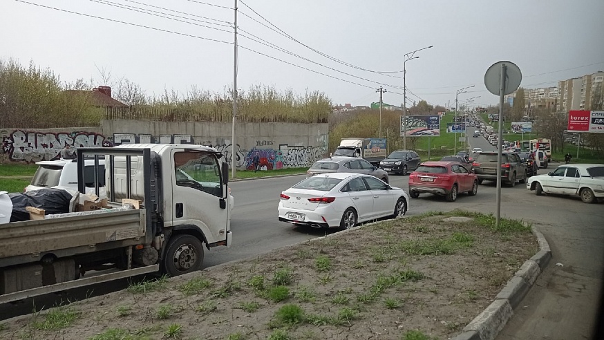 Жители Волжского района стоят в огромной пробке