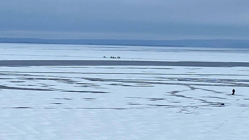 В Саратовской области льдину с 13 рыбаками унесло на середину Волги