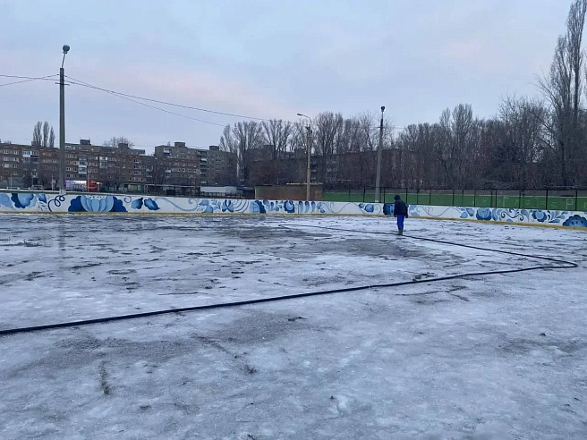 В Энгельсе активно заливаются катки