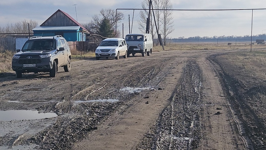 В Аткарском районе до села Белгаза добираются часами по разбитой дороге