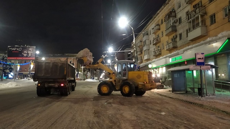 Ночью более 1000 машин "спасали" Саратовскую область от снега