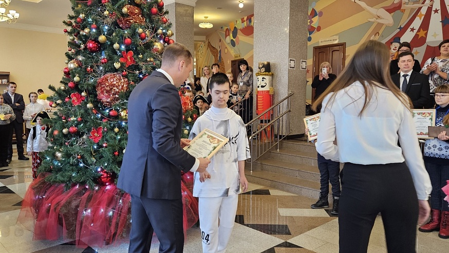 Благодаря "Новогодним фантазиям" дети познакомились с губернатором