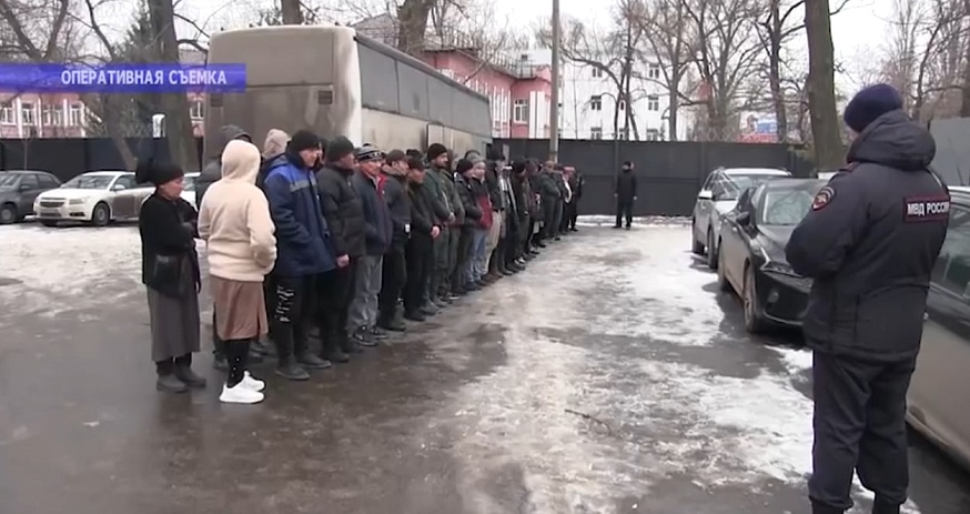 Под Саратовом остановили автобус с 68 иностранцами