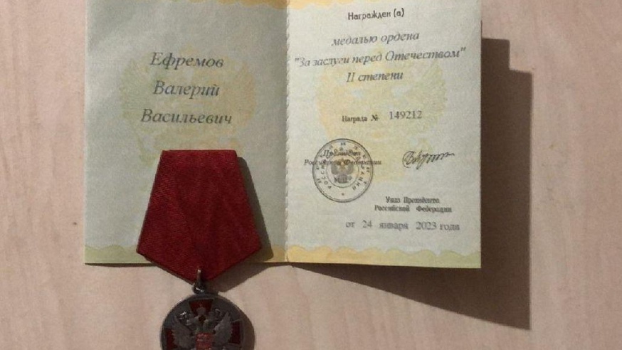 Контрактника СВО из Саратовской области наградили двумя медалями