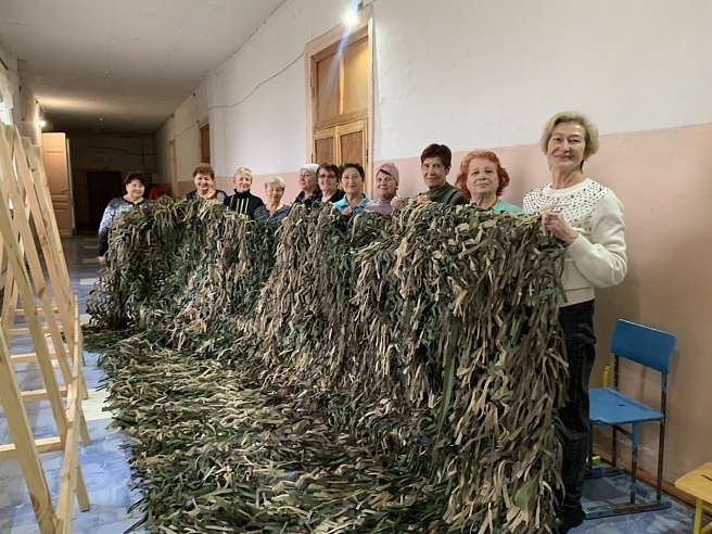 Саратовские волонтеры передали на фронт маскировочные сети, теплые носки и антидроновые одеяла