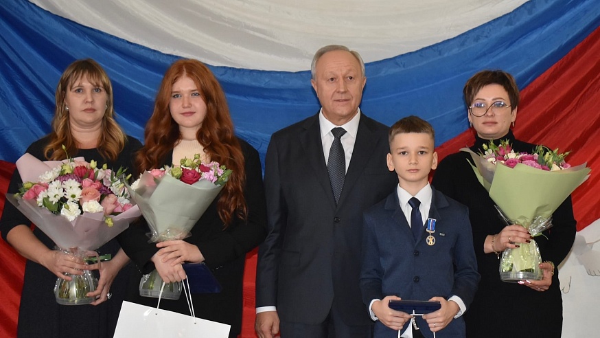 В Саратовской области детей наградили медалями за спасение людей