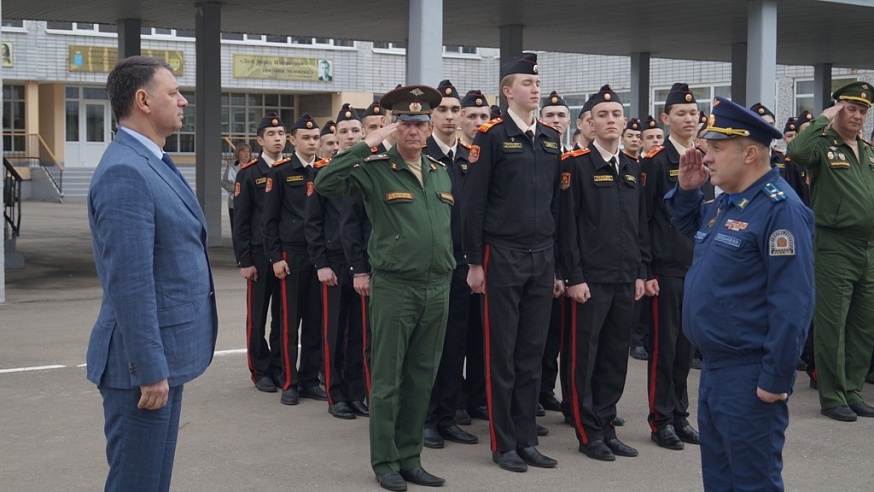 В Саратове кадетская школа учебную неделю начала с поднятия флага