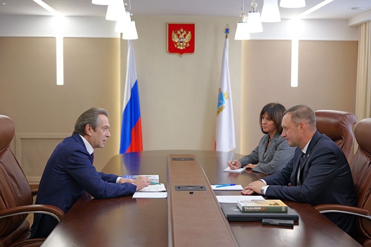 Губернатор Роман Бусаргин подарил Владимиру Машкову книгу о Табакове