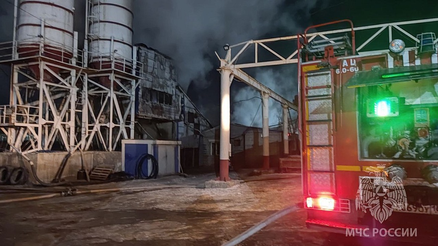 Ночью в Саратове пожарные тушили горящий завод