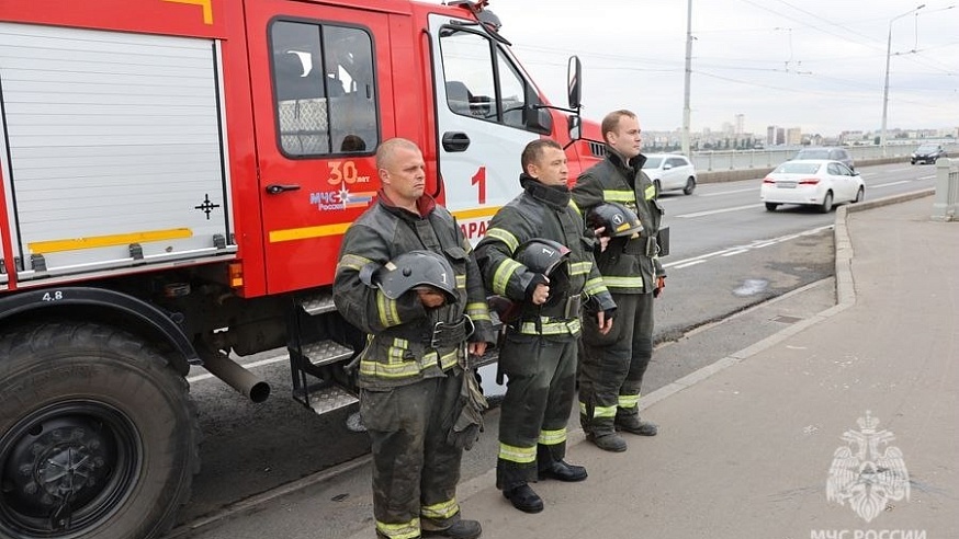 Саратовские пожарные почтили память погибших 21 год назад коллег