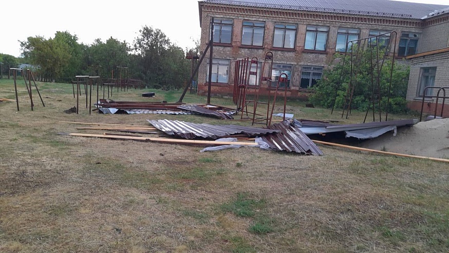 Ночной ураган снес крыши домов в селе под Саратовом