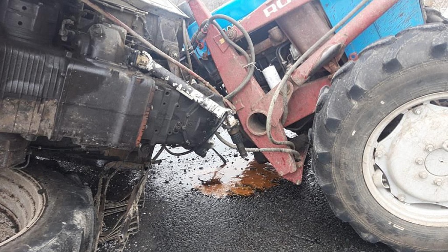 В Саратовской области в ДТП с трактором пострадали женщина и двое детей