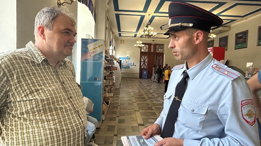 Полицейские и общественники Саратова рассказали горожанам о борьбе с мошенниками и раздали памятки