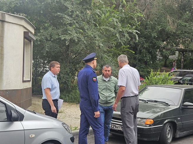 Саратовские коммунальщики две недели выясняли, чья труба прохудилась в Ленинском районе