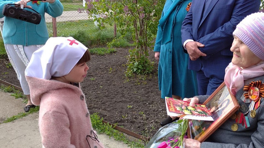 В Саратовской области на День Победы ветеранам устроили персональные парады и концерты во дворах