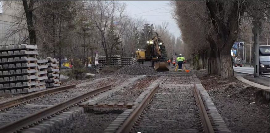 Количество задействованных на реконструкции путей трамвая № 3 увеличили до 317 рабочих