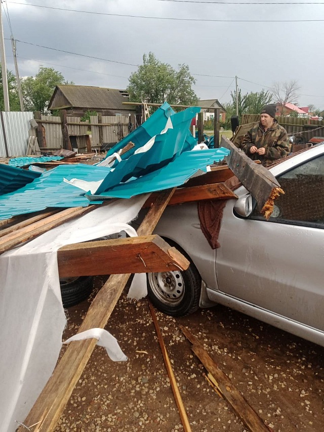 Сильный ветер повредил ФАП и дома в Балаковском районе