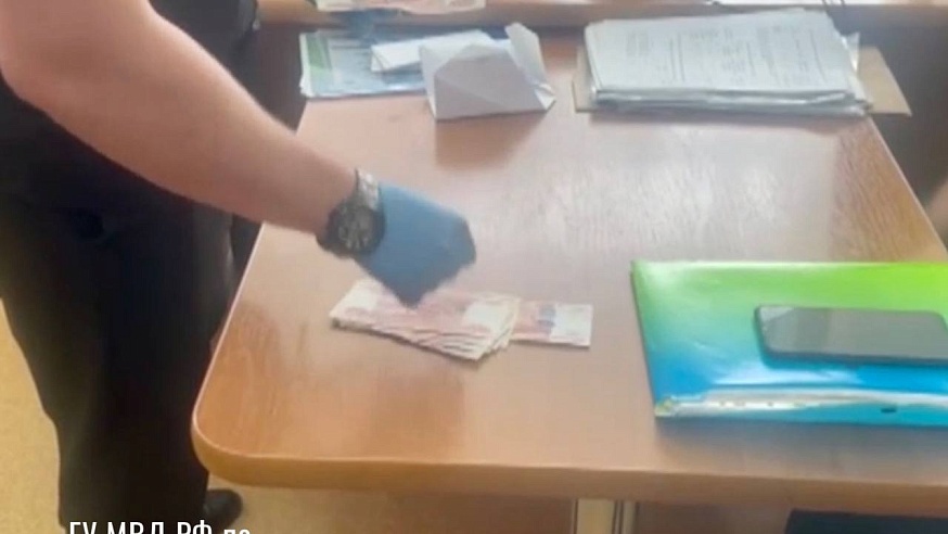 В Саратове полицейскому "под прикрытием" пытались дать 300 тысяч рублей взятки