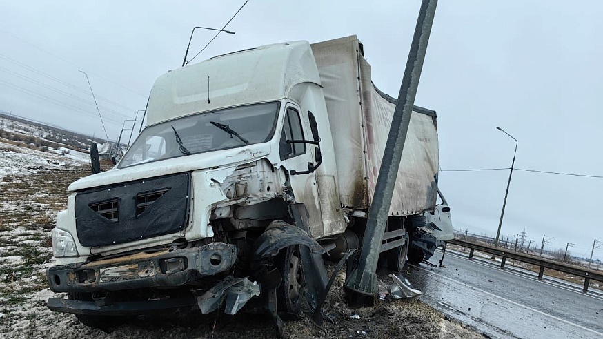 Под Саратовом водитель "Газели" пострадал при столкновении с грузовиком