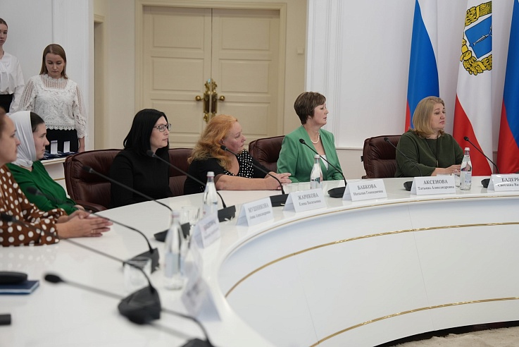 ﻿В преддверии Дня матери жительниц Саратова наградили "За достойное воспитание детей"