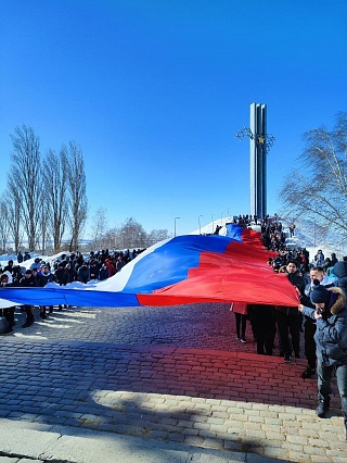 Саратовские студенты развернули огромный российский флаг