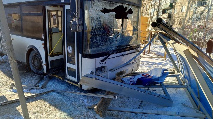 В Ленинском районе автобус протаранил остановку