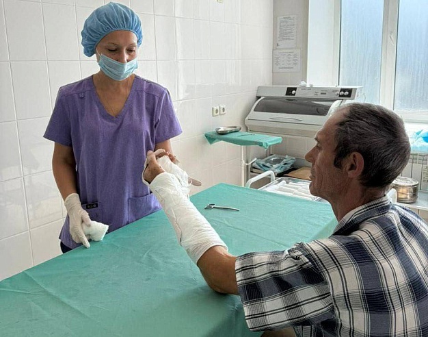 Саратовские врачи спасли отрезанную бензопилой руку пациента